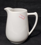 Cremeira produzida em porcelana branca sem referência de marca, maior comprimento 13cm, meados do século XX.
