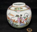 Potiche produzido em porcelana, de origem oriental, com decoração representando gueixas, altura 12cm, meados do século XX. 