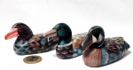 Lote contendo 3 esculturas produzidas em madeira, representando marreco, maior comprimento 11cm, itens decorativos.