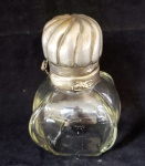 Antigo frasco de loção/perfume produzido em vidro, com tampa produzida em metal espessurado a prata, altura 11cm, meados do século XX.