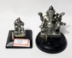 Lote contendo 2 porta incenso de origem indiana, com representação de divindades `Shiva e Ganesha`, maior comprimento 6cm.