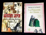 Lote contendo 2 livros de romance, escritos em francês, década de 50, marcas do tempo.