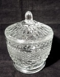 Bomboniere produzida em vidrao com lavrados geométricos, altura 13cm, meados do século XX.