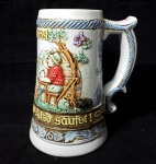 Colecionável e grande caneca para chopp produzida em porcelana com decoração típica alemã, da marca Ceramarte, altura 16,5cm, década de 60.