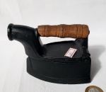 Ferro para passar roupas a carvão produzido em ferro forgé e madeira, maior comprimento 13cm, princípio do século XX.