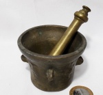 Antigo almofariz produzido em bronze, maior comprimento total 9cm, princípio do século XX.