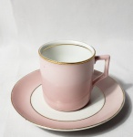 Mauá, colecionável xícara para café produzida em porcelana na cor rosa bebê `coloridinha`, com filetacao dourada, década de 50.