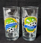Lote contendo 2 copos produzidos em vidro comemorativos da copa do mundo de futebol Brasil 2010, promocionais da Avon, altura 13cm.