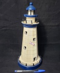 Escultura produzida em madeira representando farol, altura 33cm, item muito decorativo, defeitos nas grades.