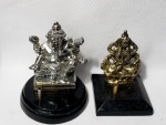 Lote contendo 2 porta incenso de origem indiana, com representação de divindades hindu, maior comprimento 6cm.