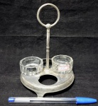 Conjunto para servir sal e temperos produzidos em metal espessurado á prata , com dois vidrinhos, necessita de novo banho, maior comprimento:17,5cm , princípio do séc. XX.