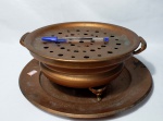 Antigo aquecedor para pratos produzido em cobre, maior comprimento 30cm, princípio do século XX, marcas do tempo. 