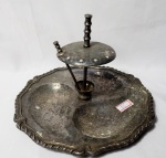 Petisqueira produzida em metal espessurado a prata, em estilo rocaille, maior comprimento 20,5cm; década de 50, falta os petiscadores, marcas do tempo, no estado. 