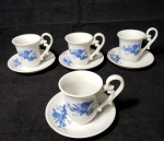Vera Cruz, conjunto com 4 xícaras para café com seus respectivos pires,  produzidas em porcelana com decoração floral , década de 70.
