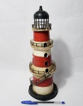 Escultura produzida em madeira representando farol, altura 32,5 cm, item muito decorativo.