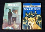 Lote contendo 2 livros de romance, escritos em francês, década de 50, marcas do tempo.