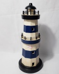 Escultura produzida em madeira representando farol, altura 32cm, item muito decorativo, defeitos nas grades.
