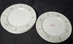 SUMIRE DROHAOSER- Lote contendo 4 pratos para sobremessa produzido em porcelana, com decoração de guirlanda floral e friso em prata, iâmetro:20cm.