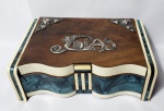 Belíssima caixa porta joias produzida em Madeira de Lei, com rico trabalho em prata de lei,  interior com forração em tecido azul com espelho, seguido de placas perolizadas, medida:14,5cm x 5cm alt x 9,5cm largura.