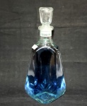 Garrafa transformada em  escultura de origem Escocesa, produzida em vidro, com liquido azul, tampa não sai, maior comprimento:26cm alt.