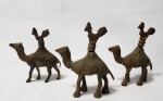 Lote contendo 3 itens de decoração antiga produzida em metal dourado, representabndo Camelo com Galo na corcunda, maior comprimento:8cm.