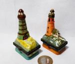 Lote contendo duas caixinhas porta joais, representando Farol, produzido em porcelana esmaltada, desgastes na pintura, maior comprimento:9cm.