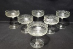 Lote contendo 6 Taças produzidas em demi cristal usadas para Champanhe / sobremessa, linda decoração com frisos envolta, de detalhes charmosos, década de 30, obs: 3 medindo 9,5cm e 3 medindo 10,5cm.