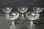 Lote contendo 5 Taças produzidas em cristal Saint Louis usadas para Champanhe  linda decoração com frisos envolta, de detalhes charmosos, década de 30, com pega em estiloso deisgn, maior comprimento:11cm.