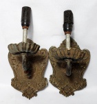 Par de arandelas para parede, produzidas em Bronze e metal, fiação no estado, maior comprimento:15,5cm.