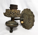 Antiga arandela para parede, produzida em bronze, com botão para ligar, maior comprimento:11cm.