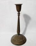Antigo castiçal produzido em metal dourado, para uma vela, marcas do tempo, maior comprimento:24,5cm.