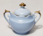 MAUA- Mimoso Açucareiro, produzido em porcelana  decorada no tom azul seguida de filetações em ouro, lindo design,obs: na pega possui discreto trincado como na foto, maior comprimento:7cm altura.
