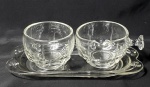 Conjunto produzido em vidro decorativos para sobremessa, com elegantes detalhes em relevo floral, medida:22,5cm x 8cm diâmetro .