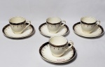 ALFRED MEAKIN ENGLAND BLEU DE ROI- Lote contendo 4 xícaras para café, produzidas em faiança esmaltada e vitrificada na cor creme, com decoração azul cobalto e filetahem em ouro, marcados ao fundo, medida: 5,5cm alt x 6cm diâmetro x 12,5cm pires.