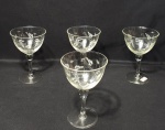 Lote contendo 4 taças produzidas em cristal, com lapidações de folhagem, maior comprimento:14,5cm. Alt.