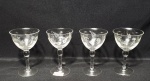 Lote contendo 4 taças produzidas em cristal, com lapidações de folhagem, maior comprimento:10cm. Alt.