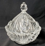 Belíssima bombonier produzida em vidrão translúcido com ornamentações de frisos, lindo design, possui discretas lascados na borda, medida:13cm diâmetro x6,5c alt x 14,5cm alt total.