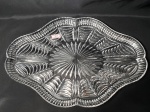 Elegante e Belíssima travessa produzida em cristal lapidado europeu, com bordas onduladas, em estilizado design, medida:35cm.