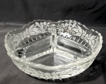 Petisqueira produzida em vidrão, com três divisórias e ornamentação de folhagens, borda ondulada, maior comprimento:18,5cm.
