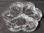 Belíssima petisqueira de origem Européia, produzida em vidrão translúcido com 3 divisórias, representando flor, maior comprimento:24cm.