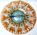 CARNIVAL GLASS- Antigo prato para bolo ou pudim, produzido em vidro Carnival Glass no tom fogo,, diâmetro 29,5 cm, princípio do século XX.