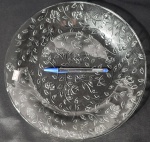 Fruteira/ centro de mesa produzido em vidrão , com ornamentações de volutas, diâmetro:32cm.