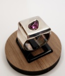 Anel produzido em prata de lei, com ornamentação de pedra zircônia lilás, aro:21.