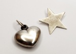 Lote contendo dois pingenets produzidos em prata de lei, um representando estrela e o outro coração, maior comprimento:1,6cm.