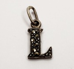 Pingente produzido em prata de lei com representação de letra L, com pedras de Marcassita, maior comprimento:2cm.