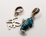 Lote contendo dois berloques produzidos em prata de lei, representando Cavalo Marinho e Love, maior comprimento:2,5cm.