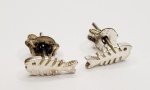 Pequeno par de brincos produzidos em prata de lei, representando peixe esqueleto, maior comprimento:1cm.