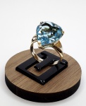 Anel produzido em prata de lei, com pedra na cor azul em formato de coração, aro:18.