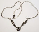 Colar em belo design, produzido em prata de lei, belo design, ornamentado com pedras de marcassita, e filetação em ouro, comprimento fechado:22,5cm.