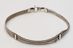 Estilizada pulseira produzida em prata de lei, contraste de teor 925ml, comprimento aberto:18cm.